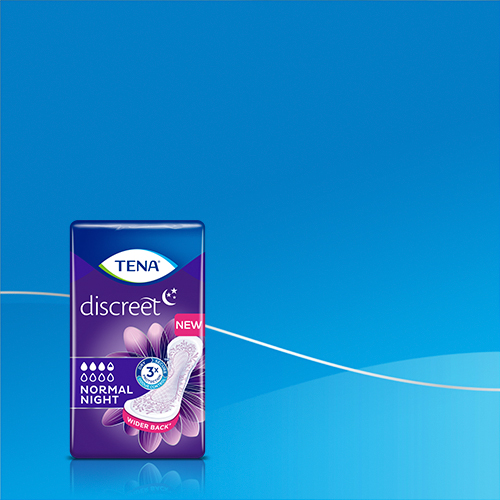 Ett paket med TENA Discreet Normal Night inkontinensskydd mot en blå bakgrund   Ett paket med TENA Discreet Normal Night inkontinensskydd mot en blå bakgrund
